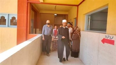 رئيس منطقة الإسكندرية يتفقد امتحانات النقل الثانوي بمعاهد المنتزه 