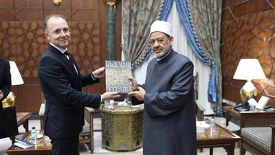 الطيب: الأزهر منارة للعلم ومحافظ على الشريعة وعلوم اللغة