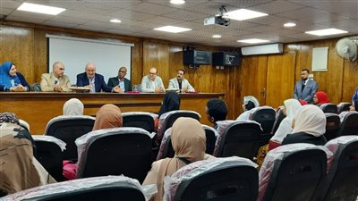 السفير الإسباني يتفقد تدريبات 