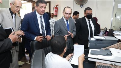 نائب محافظ سوهاج يتفقد المراكز التكنولوجية لخدمة المواطنين بسوهاج وطهطا | صور
