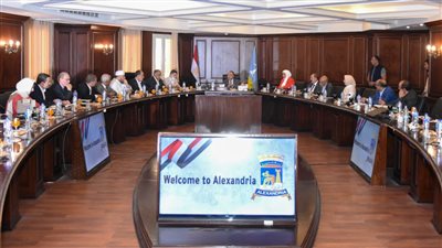 الشريف يناقش بعض طلبات الإحاطة مع النواب.. ويشيد بأهمية هذه اللقاءات للوقوف على أوجه القصور