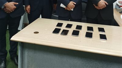 ضبط أدوية أورام و10 هواتف بحوزة راكب بمطار برج العرب