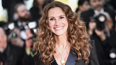 جوليا روبرتس تتألق ببذلة سوداء في عرض ARMAGEDDON TIME بمهرجان كان | فيديو