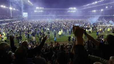 جماهير إيفرتون تقتحم الملعب بعد هدف قاتل أنقذهم من الهبوط بالبريميرليج |فيديو