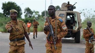 مقتل 11 جنديا وإصابة 20 آخرين بهجوم استهدف قاعدة عسكرية ببوركينا فاسو