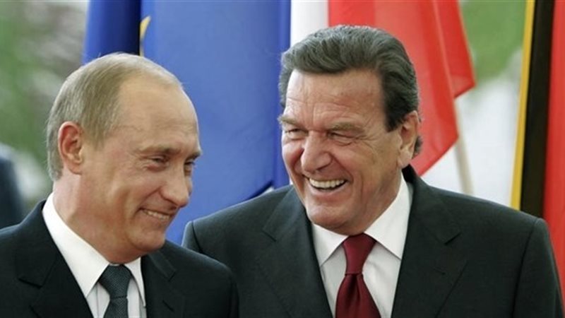 المانيا تجرد مستشارًا