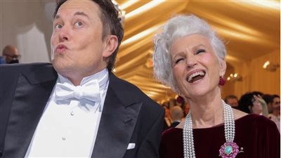 عمرها 74 سنة.. والدة أغنى رجل في العالم بالمايوه على غلاف مجلة رياضية