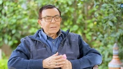 أتوبيس لنقل المشاركين في جنازة سمير صبري لمقابر أسرته بالإسكندرية| فيديو