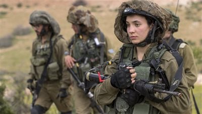 عودة دمج المجندات داخل جيش الاحتلال الإسرائيلي يشعل تل أبيب 