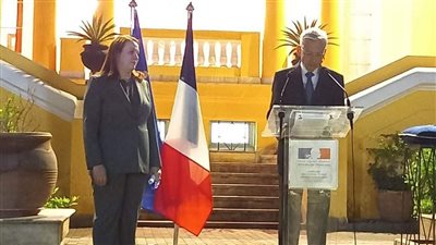 فرنسا تمنح وسام 