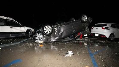 إصابة 4 أشخاص في حادث تصادم سيارتين وميني باص بالتجمع