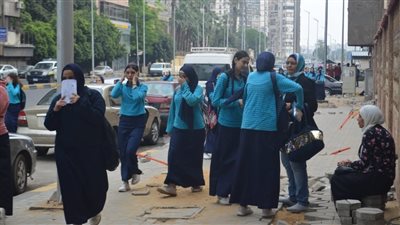 توافد طلاب أولى ثانوي بالجيزة على اللجان لأداء امتحان 