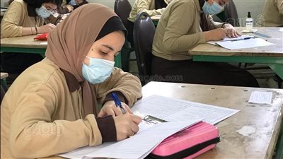 طلاب الشهادة الإعدادية بالقاهرة يبدأون امتحان الجبر في 781 لجنة