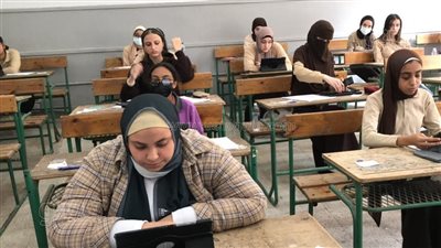 من داخل اللجان بالقاهرة.. طالبات أولى ثانوي تؤدي امتحان الفيزياء إلكترونيا |فيديو و صور