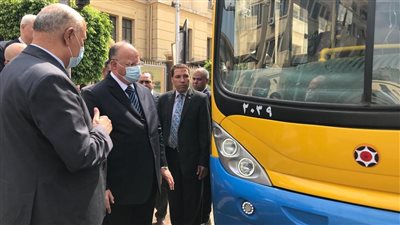 محافظ القاهرة يتفقد أول أتوبيس يعمل بالغاز الطبيعي بدلا من السولار | صور