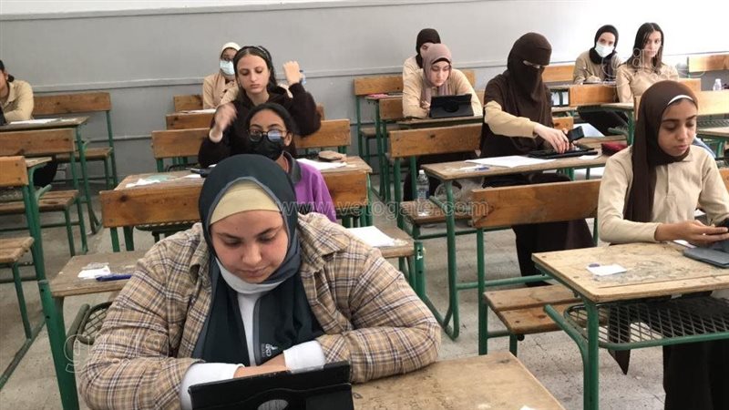 طلاب الصف الأول الثانوي