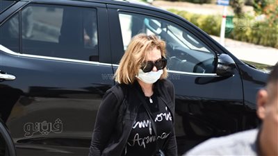 يسرا وليلى علوي والسقا في جنازة سمير صبري | صور 