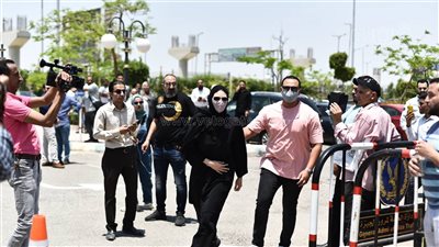 هنادي مهنا وزوجها أحمد خالد صالح ومحمد العدل في جنازة سمير صبري | صور 