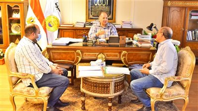 محافظ أسيوط يلتقى مسئولي المالية والمشتريات لتعظيم الإيرادات وترشيد الإنفاق 