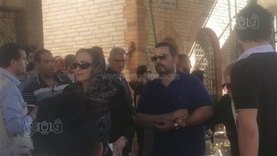الظهور الأول لشقيقة سمير صبري في جنازته بالإسكندرية| صور 