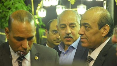 العامري فاروق وصبري فواز ومحمد العدل في عزاء والد محمد سراج | فيديو