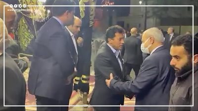 وزير الشباب والرياضة يصل عزاء والد محمد سراج | فيديو