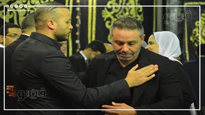 حازم إمام وأحمد فهمي وإيمان العاصي يشاركون في عزاء والد محمد سراج | فيديو 