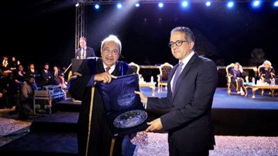 وزير السياحة يشارك في حفل التخرج السنوي لبرامج الدراسات بجامعة 