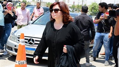 إلهام شاهين تكشف حقيقة أزمتها مع غادة إبراهيم في جنازة سمير صبري