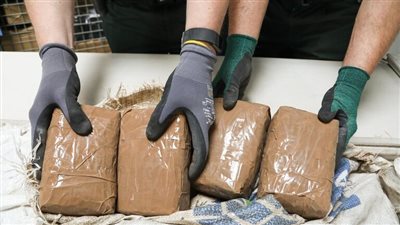 ضبط سيدة حامل فى المخدرات بالبرازيل | فيديو