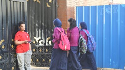 طلاب الدبلومات الفنية يتوافدون على اللجان لأداء امتحان اللغة الأجنبية الثانية 