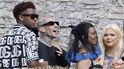 قبل ساعات من زفافه.. ترافيس باركر يتجول بـ