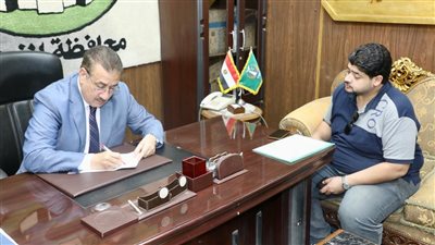 محافظ المنوفية يفحص شكاوى المواطنين 