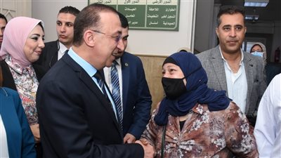 محافظ الإسكندرية يعلن بدء حملة طرق الأبواب للتطعيم ضد كورونا بالمجان 