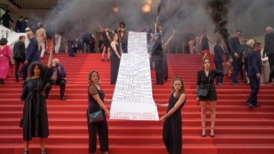 للمرة الثانية.. اقتحام السجادة الحمراء لمهرجان كان |فيديو