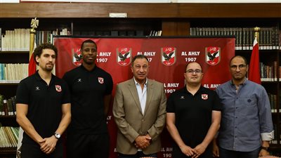 الخطيب يكرم المدير الفني والثنائي المحترف لـ«رجال يد الأهلي» قبل سفرهم