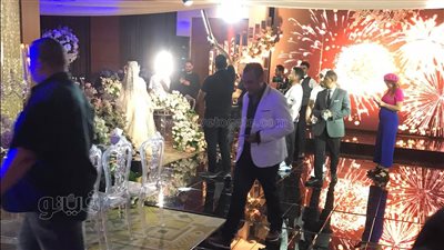 بفستان مميز.. بوسي تصل إلى حفل زفافها وتلتقط صورا تذكارية |فيديو 