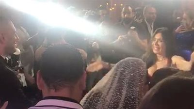 شاهد.. دينا تشعل حفل زفاف المطربة بوسي 