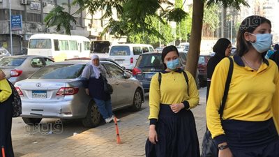 توافد طالبات أولى ثانوي على اللجان لأداء امتحان الرياضيات بالجيزة| فيديو
