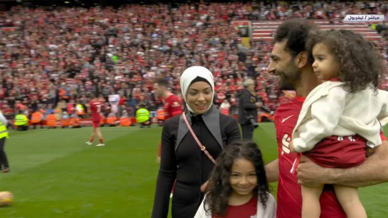 محمد صلاح يحتفل مع