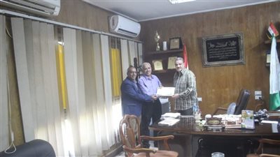 رئيس النظافة والتجميل يكرم مدير عام الجراج بالهيئة لبلوغه سن المعاش 