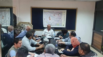 رئيس حي العمرانية بالجيزة يناقش خطط تحسين الخدمات المقدمة للمواطنين