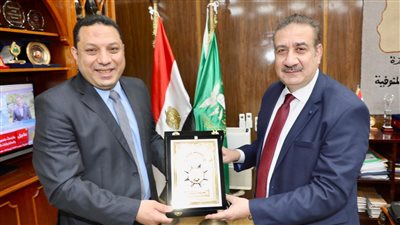 محافظ المنوفية يكرم وكيل وزارة الصحة السابق