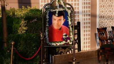 التجهيزات الأولى لعزاء سمير صبري بمسجد الشرطة | فيديو وصور