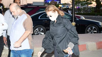 يسرا وبشرى وبوسي شلبي أول الحاضرين في عزاء سمير صبري | فيديو وصور