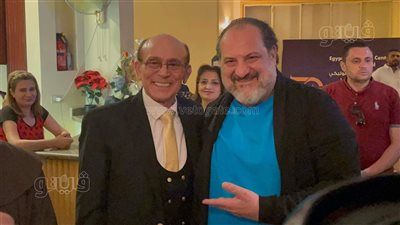  شاهد.. خالد الصاوي يصافح محمد صبحي في حفل تكريمه بمهرجان المركز الكاثوليكي