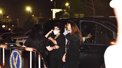 إسعاد يونس وسمية الخشاب تصلان إلى عزاء سمير صبري | فيديو وصور