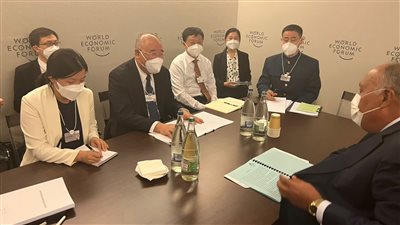 وزير الخارجية يلتقي مبعوث المناخ الصيني بسويسرا | صور