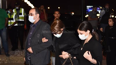 عمرو يوسف وليلى علوي وشريف رمزي في عزاء سمير صبري | صور 