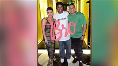 محمد زيدان وزوجته يرحبان برونالدينهو بعد وصوله مصر | صور